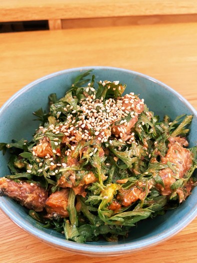春菊と鯖味噌缶の簡単サラダの写真
