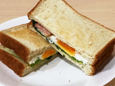 ベーコンエッグdeサンドイッチの写真
