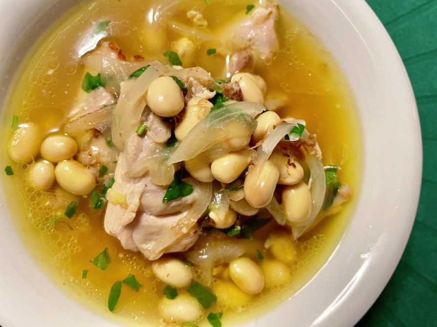 大豆と塩鶏のスープの画像