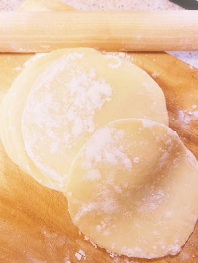 まん丸の手作りの餃子の皮（分かりやすく）の写真
