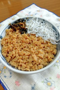 鶏そぼろ丼2(しらす、高菜と合わせ)