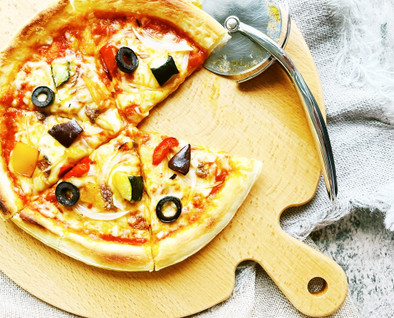 グリル野菜とアンチョビのピザの写真
