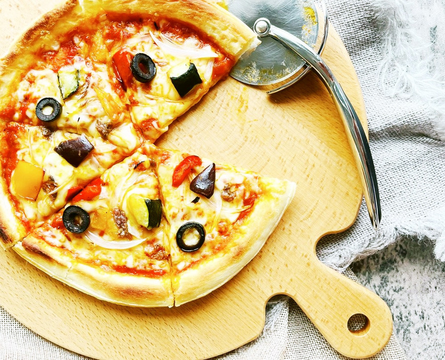 グリル野菜とアンチョビのピザの画像