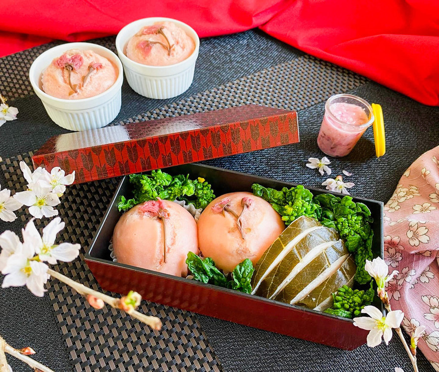 63℃～ 桜サラダチキンと桜蒸しパン弁当の画像