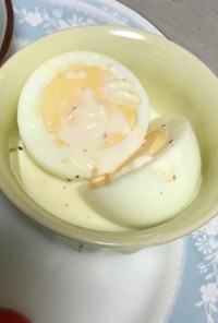 簡単おつまみ　ゆで卵のウフマヨソース掛け