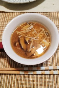 椎茸とえのき、豆腐のお味噌汁