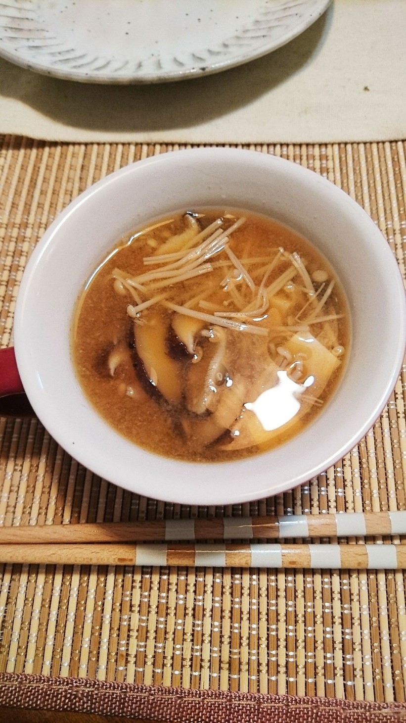 椎茸とえのき、豆腐のお味噌汁の画像