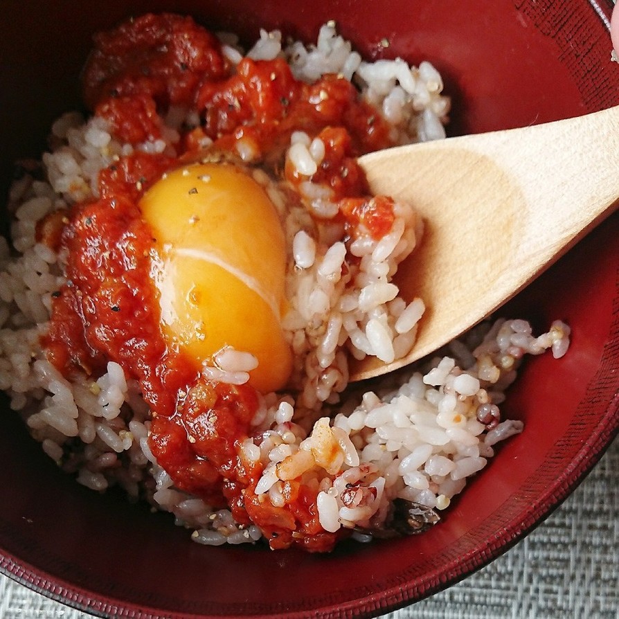 トマトソースで卵かけご飯の画像