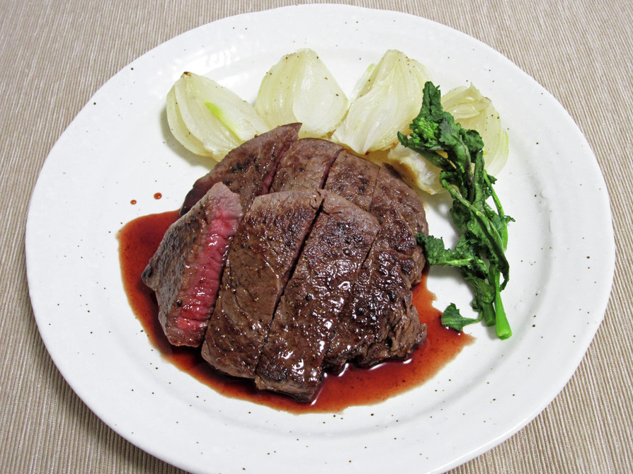 牛ランプ肉のステーキ　赤ワインソースの画像