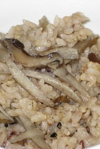 牛蒡と干し椎茸の簡単炊き込みご飯