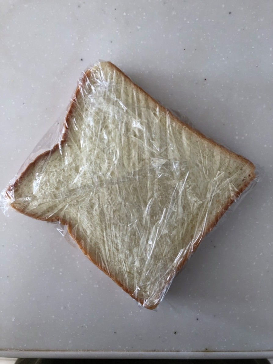 食パンをラップで包むときの方法の画像