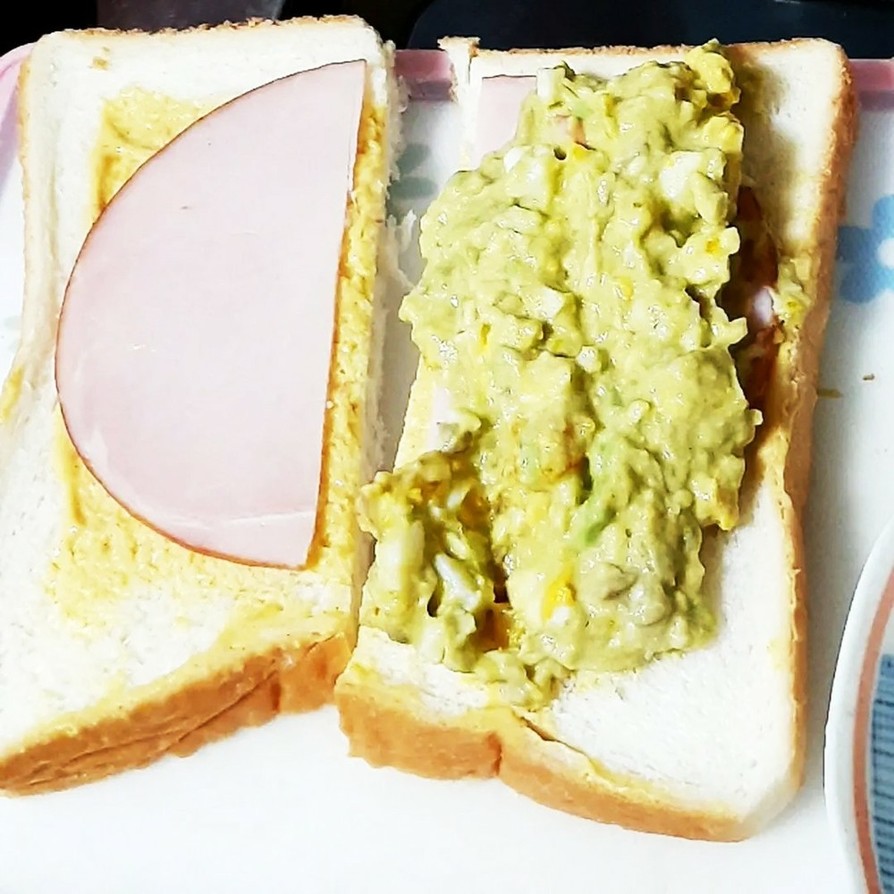 アボカドとハムのディップサンドイッチ。の画像