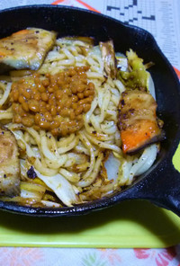 サーモントラウト・納豆載せ焼きうどん