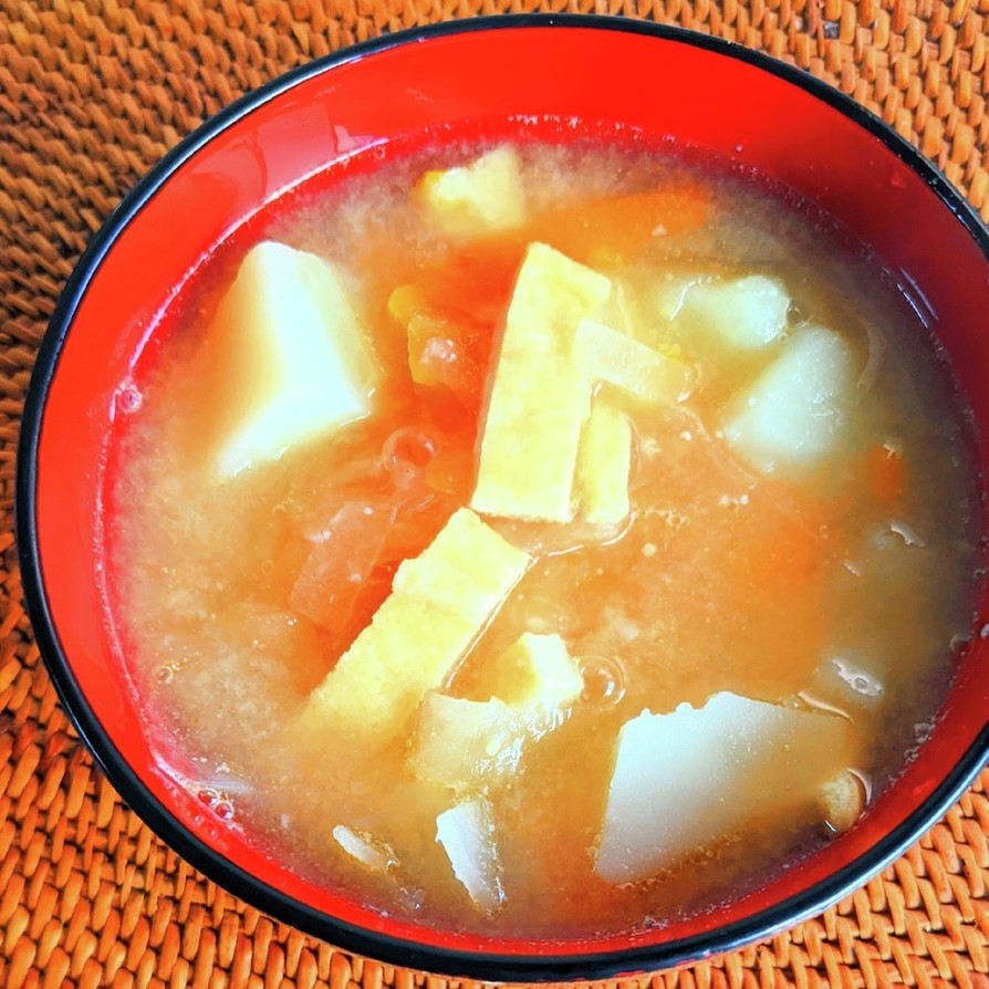 根菜と薄揚げのお味噌汁の画像