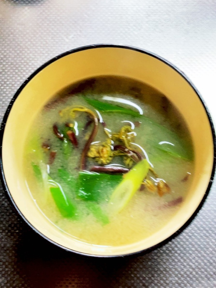 青ネギとワラビの味噌汁の画像
