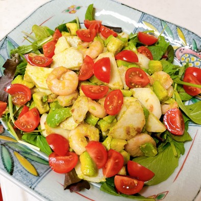 里芋とエビのアボカドサラダの写真