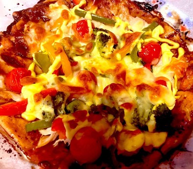 サラダチキンdeクリスピー照り焼きピザの写真