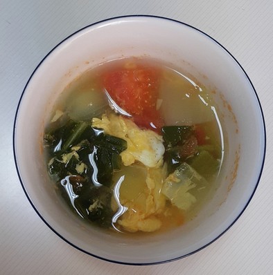 チンゲン菜とトマトの卵スープの写真