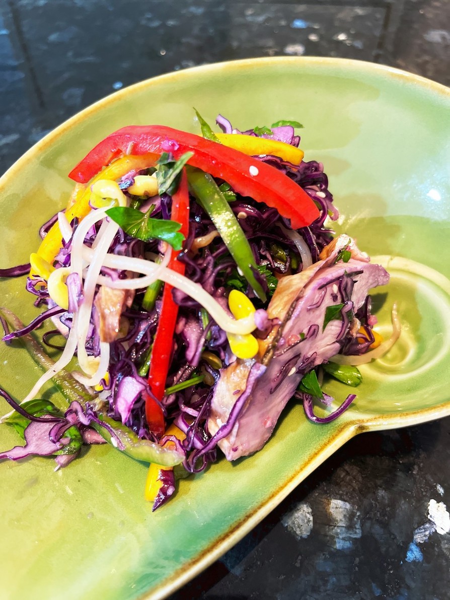 紫キャベツとチキンのサラダの画像