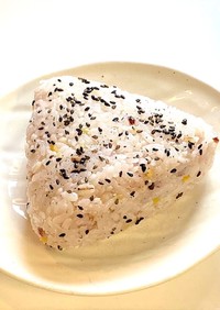雑穀ご飯（おにぎり）の表面パラパラごま塩