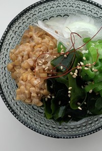 豆腐皮で食べる三陸産塩蔵わかめサラダ