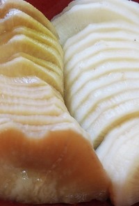 大根の梅酢漬け(写真左の茶色い方)