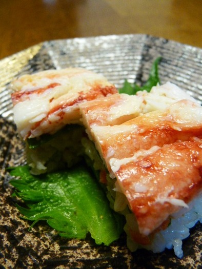 タッパーで作るカニ味噌入りカニの押し寿司の写真