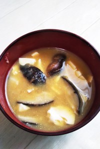 ダシの旨味たっぷり★干し椎茸の味噌汁
