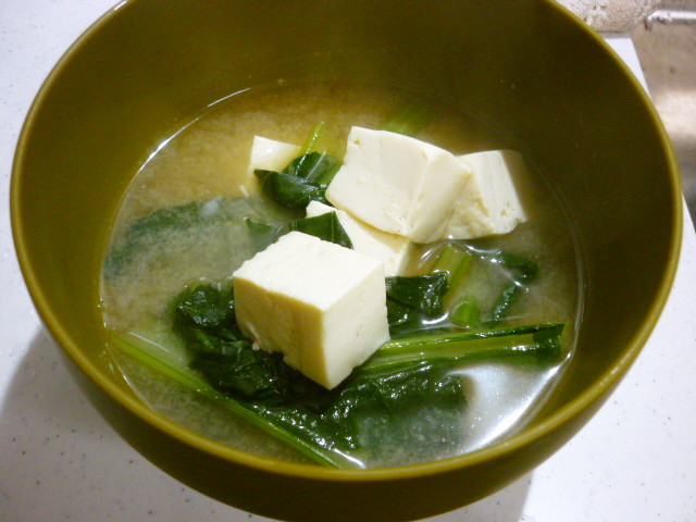 小松菜と豆腐のお味噌汁の画像