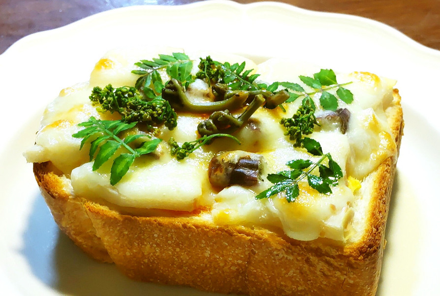 発酵筍（メンマ）と蕨のチーズトーストの画像