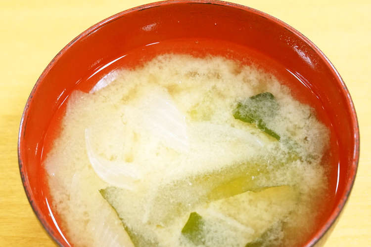 玉ねぎとわかめの味噌汁 レシピ 作り方 By 女子栄養大学の学食 クックパッド 簡単おいしいみんなのレシピが369万品