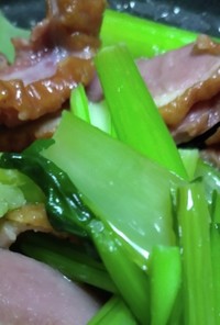 季節の葉野菜(蕪の葉)と鴨スモーク炒め