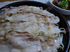 簡単・美味!もやしと豚バラ肉のレンジ蒸し