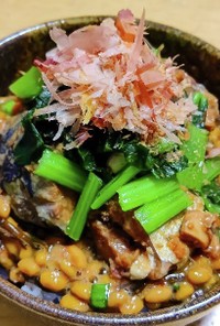 鯖味噌と納豆の酢飯丼