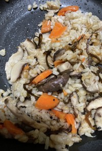 椎茸とにんじんとツナの混ぜご飯