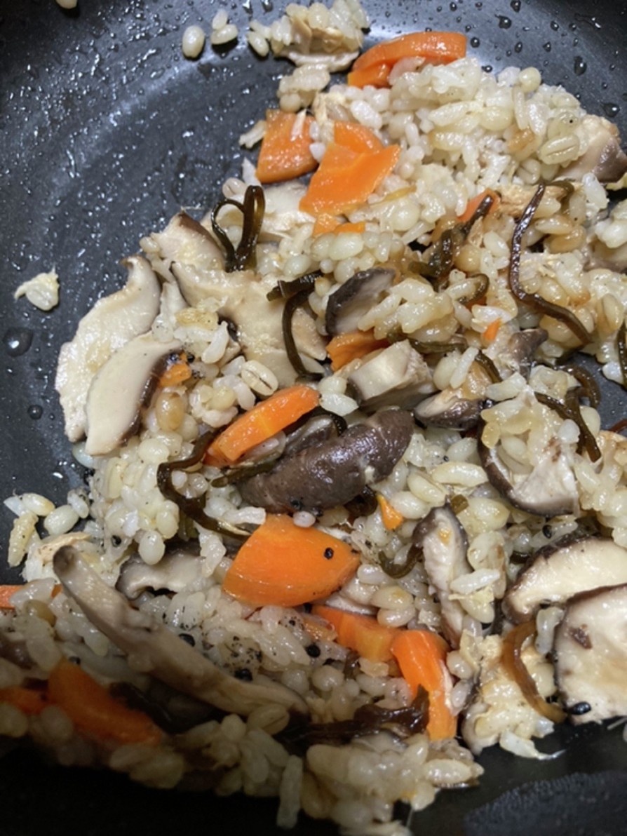 椎茸とにんじんとツナの混ぜご飯の画像