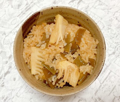 タケノコと茎わかめの炊き込みご飯の写真