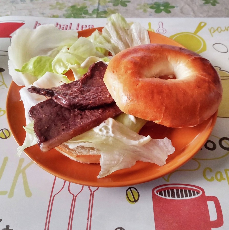 ヘルシー鹿肉ステーキのベーグルサンドの画像