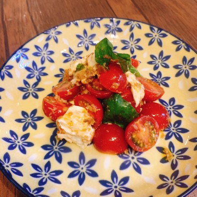 モッツァレラ、トマト、オリーブのサラダの写真