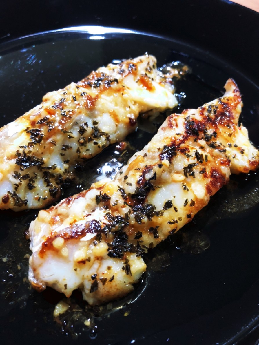 焼き魚のトマト、バジル、クリスピークラム添えのレシピ