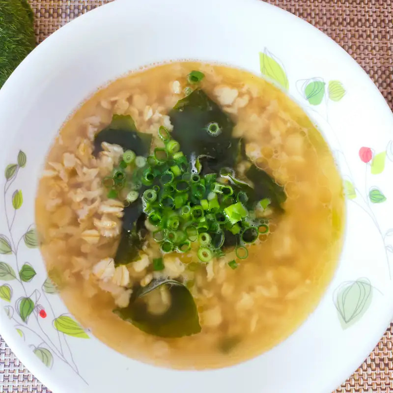中華スープで食べるオートミールご飯の画像