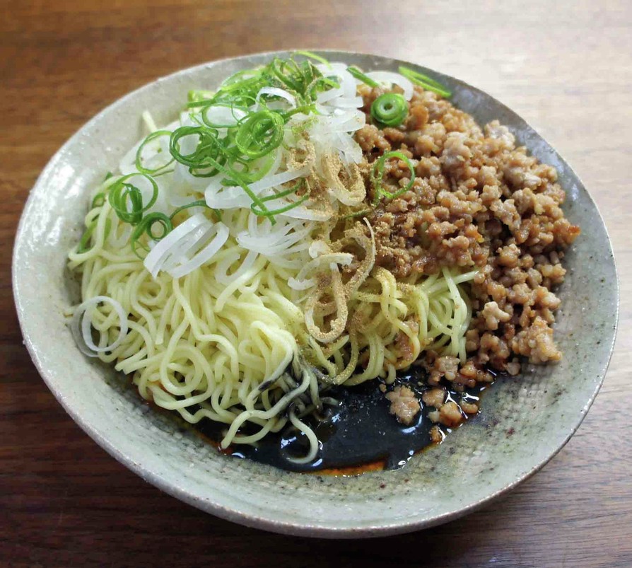 黒の汁なし担々麺広島風の画像
