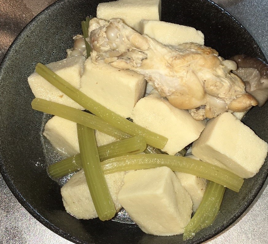 手羽元と蕗と高野豆腐の煮物の画像