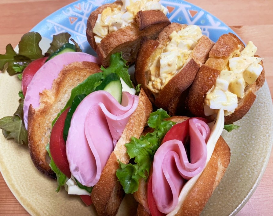 玉子サンドとハムチーズ野菜サンドの画像