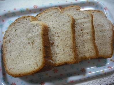 HBでふわふわ、粒々、「苺の練乳食パン」の写真