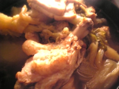 鶏手羽元と厚揚げと白菜の煮物の写真