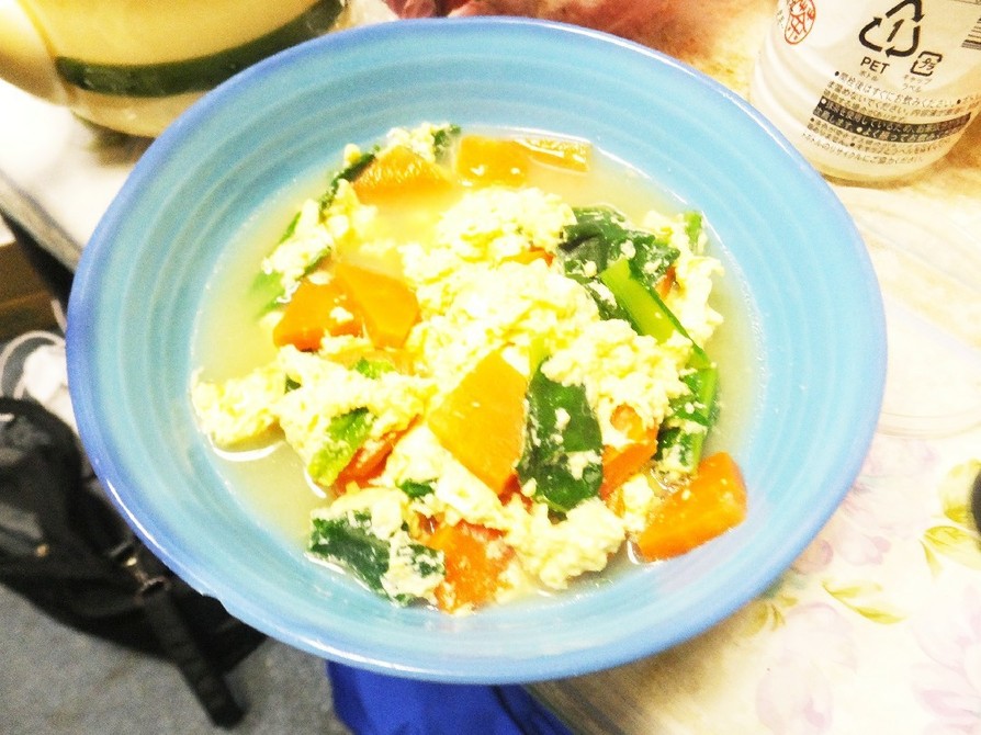 野菜と卵の優しいスープの画像