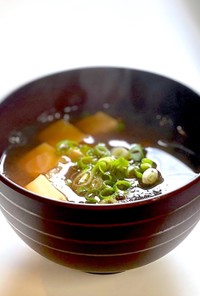 豆腐とワカメの普通のお味噌汁