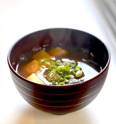 豆腐とワカメの普通のお味噌汁の写真