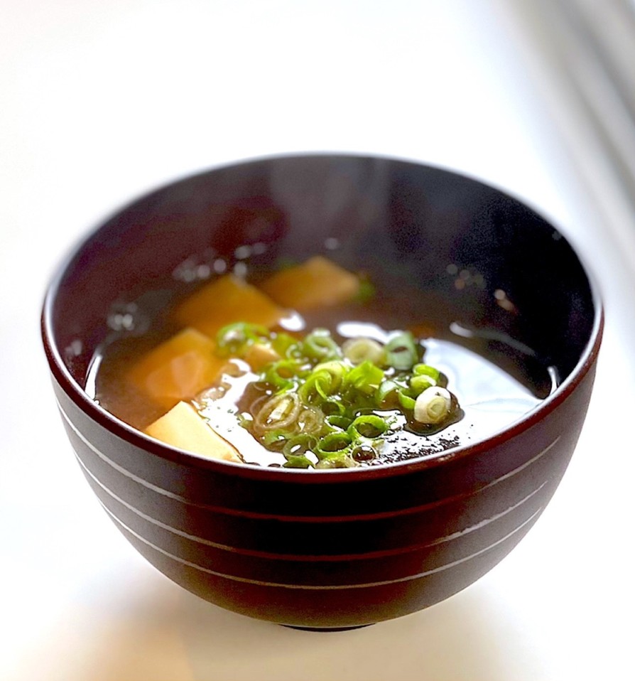 豆腐とワカメの普通のお味噌汁の画像